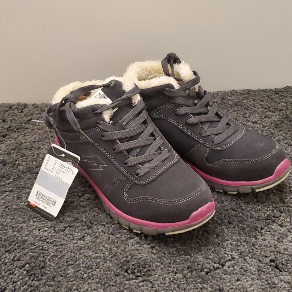 BNWT Korean-brand Fur lined sneakers (size 7)
